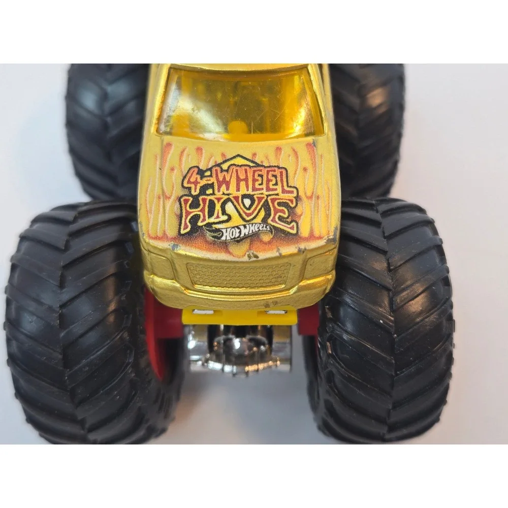 Hot Wheels Monster Trucks Hissy Fit and‎ 4-Wheel Hive 1:64 Diecast Lot of 2